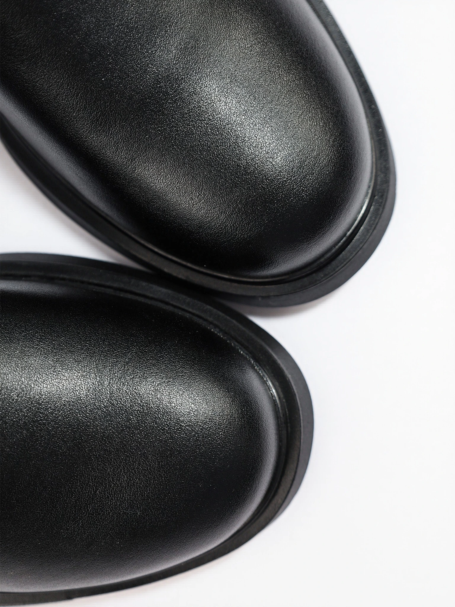 Ботинки-челси черного цвета с декоративным ремешком из натуральной кожи